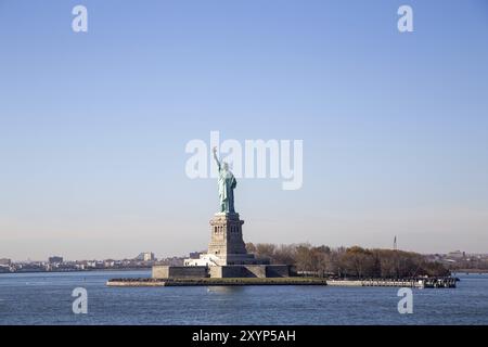 La Statua della Libertà di New York come visto da Staten Island Ferry boat Foto Stock