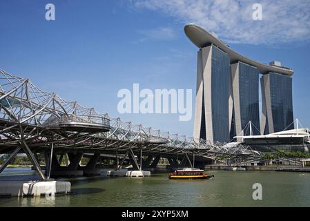 Hotel Marina Bay Sands, Ponte doppio dell'elica e fiume Singapore Foto Stock