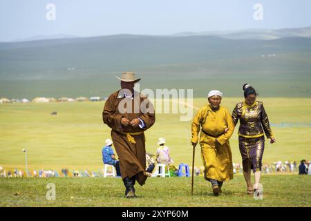 Ulan Bator, Mongolia, 12 giugno 2007: Una famiglia mongola in splendidi abiti tradizionali che si avvicina mentre cammina sulla steppa delle contee rurali Foto Stock