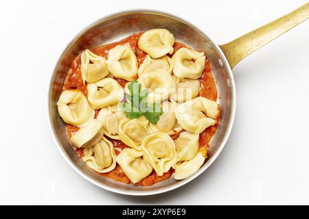 Tortellini a legna con salsa di pomodoro Foto Stock