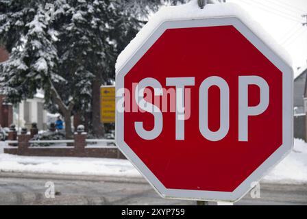 Segnale di stop in inverno Foto Stock