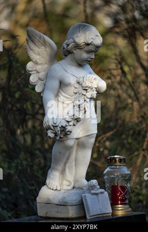 Primo piano di una statua di un angelo sul cimitero Tegeler Fliess, Berlino, Germania, Europa Foto Stock