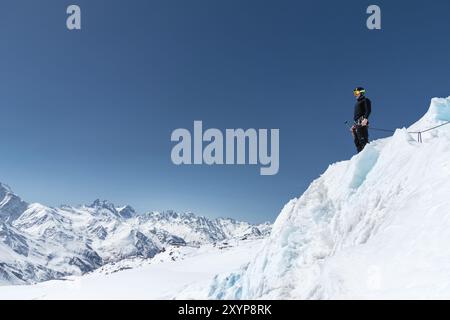 Guida alpina candidato addestramento di ascia e corda su un ghiacciaio nel Caucaso settentrionale Foto Stock