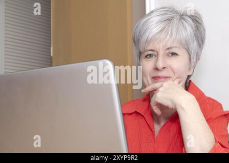 Donna con notebook Foto Stock