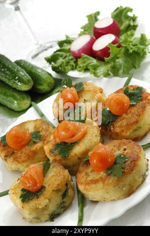 Appetitose mini tortine di pesce con salmone e verdure cibo artistico sano natura morta orientamento verticale gli ingredienti principali sono le patate da forno Foto Stock