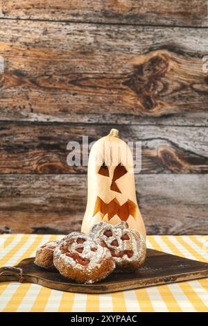 Zucca di Halloween con biscotti a forma di zucca intorno, stile Halloween, giorno dei morti, tiro verticale Foto Stock