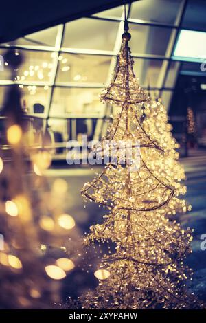 Close up di decorazione di Natale Illuminazione nella parte anteriore di un centro commerciale per lo shopping, sfocato Foto Stock