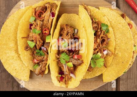 Un overhead closeup photo messicano di tacos con estratto di carne, avocado, peperoncino, il coriandolo Foto Stock