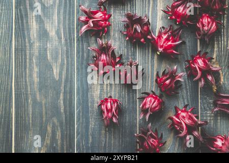 Roselle fresco su un sfondo di legno, tono vintage Foto Stock