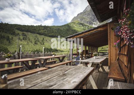 Vista dell'area da pranzo con tavoli in legno e bar Foto Stock