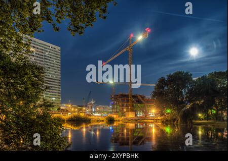 Cantiere del nuovo Koe-Bogen a Duesseldorf con gru da costruzione Foto Stock