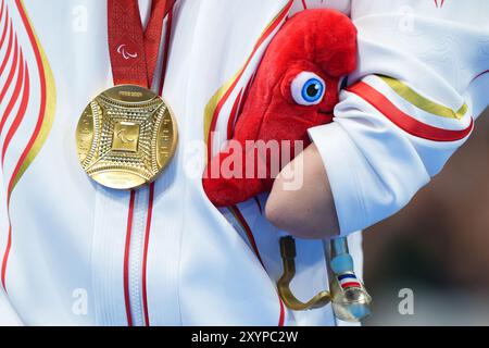 Una vista dettagliata della mascotte paralimpica ufficiale, Phryges, all'Arena di Parigi la Defense il secondo giorno dei Giochi paralimpici estivi di Parigi 2024. Data foto: Venerdì 30 agosto 2024. Foto Stock