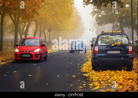 3 auto su strada in un giorno d'autunno Foto Stock