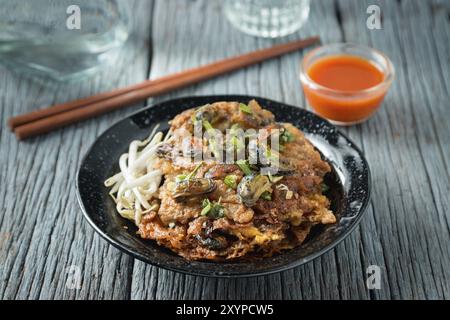 Omelette di cozze verdi asiatiche fritte Foto Stock