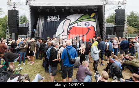 Jamel, Germania. 30 agosto 2024. I visitatori si fermano di fronte al palco il primo giorno del festival "Jamel Rocckt den Förster". Credito: Markus Scholz/dpa/Alamy Live News Foto Stock