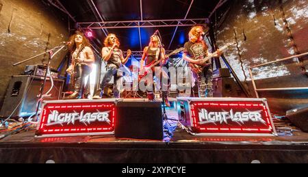 Jamel, Germania. 30 agosto 2024. La glam rock band di Amburgo Night laser suona il primo giorno del festival 'Jamel rockt den Förster'. Credito: Markus Scholz/dpa/Alamy Live News Foto Stock