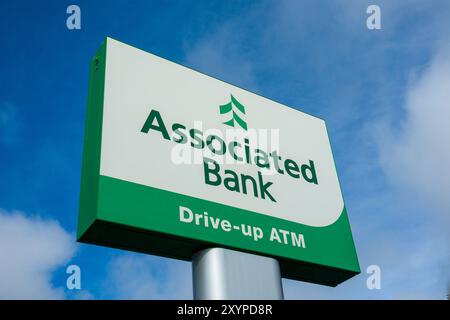 HUDSON, WI, USA - 27 AGOSTO 2024: Logo e segno esterno della Associated Bank. Foto Stock