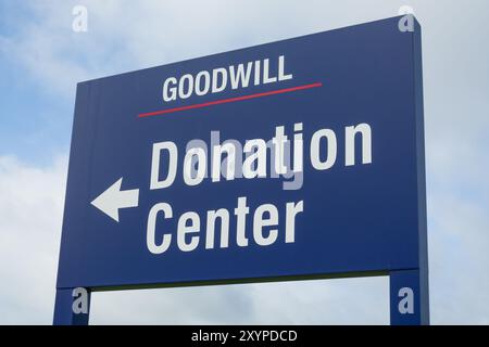 HUDSON, WISCONSIN, USA - 27 AGOSTO 2024: Segnale esterno e logo del marchio del Goodwill Donation Center. Foto Stock