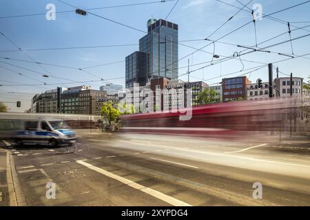 Traffico libero su Graf-Adolf-Strasse Foto Stock