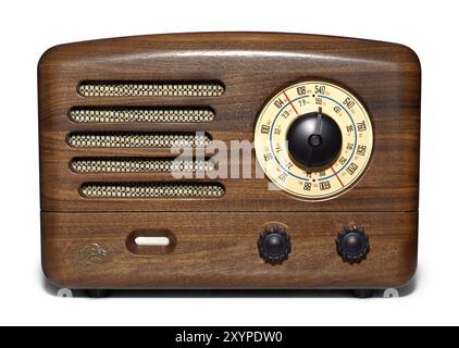 Radio VEF retrò in legno con amplificatore a tubo vuoto. Silhouette isolata su sfondo bianco con percorso di ritaglio Foto Stock