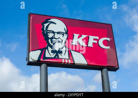 HUDSON, WISCONSIN, USA - 27 AGOSTO 2024: Cartello esterno e logo del marchio Kentucky Fried Chicken. Foto Stock