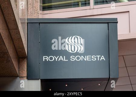 MINNEAPOLIS, Minnesota, Stati Uniti - 25 AGOSTO 2024: Logo Royal Sonesta hotel esterno e marchio. Foto Stock