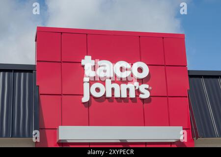 HUDSON, WI, USA - 27 AGOSTO 2024: Insegna esterna e logo del marchio Taco John. Foto Stock