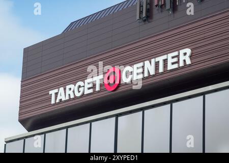 MINNEAPOLIS, Minnesota, Stati Uniti - 25 AGOSTO 2024: Logo esterno e marchio del Target Center. Foto Stock