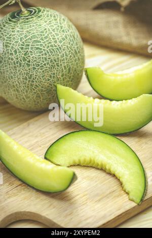 Dolci fresche melone verde sul tavolo di legno Foto Stock