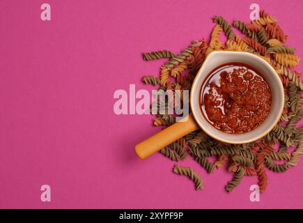 Pasta o tagliolini sfondo, cibo italiano concetti, vista da sopra Foto Stock