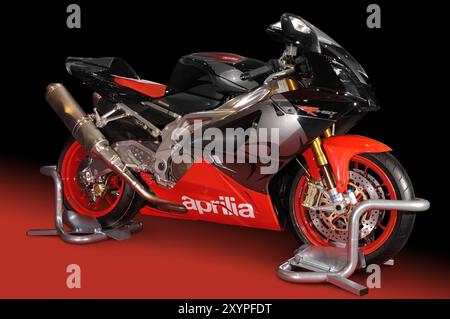 Foto stock di Red Aprilia RSV 1000 R V60 moto sportiva italiana supersport silhouette isolata su sfondo rosso nero con percorso di ritaglio Foto Stock