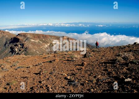 Ammira il bordo della caldera fino al mare di nuvole e l'Oceano Atlantico mentre sali a Guajara (2517 m), al Parco Nazionale del Teide, a Tenerife, alle Isole Canarie Foto Stock