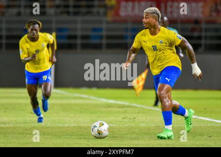 ABIDJAN, COSTA d'AVORIO - 7 GIUGNO: Mario Lemina del Gabon e Sébastien Haller della Costa d'Avorio durante la partita di qualificazione ai Mondiali di calcio 2026 tra C. Foto Stock