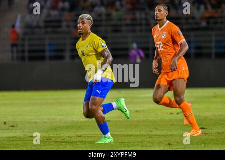 ABIDJAN, COSTA d'AVORIO - 7 GIUGNO: Mario Lemina del Gabon e Sébastien Haller della Costa d'Avorio durante la partita di qualificazione ai Mondiali di calcio 2026 tra C. Foto Stock