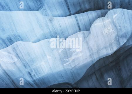 Primo piano il soffitto di una grotta di ghiaccio in un ghiacciaio che si sgretola. Sfondo con texture. Riscaldamento globale. DOF piccolo Foto Stock
