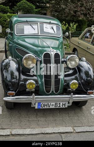 Welfenallee, Berlino, Germania, 16 giugno 2018: Una BMW verde e nera all'annuale riunione automobilistica Oldtimer a Frohnau, in Europa Foto Stock