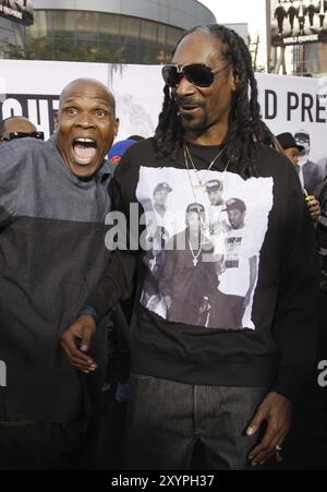 Snoop Dogg e Big Boi alla prima di Los Angeles di "Straight Outta Compton" tenutasi al Microsoft Theater di Los Angeles, USA il 10 agosto 2015 Foto Stock