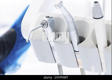 Primo piano di strumenti professionali nell'ufficio del dentista sul supporto. Tasto alto. Concetto di stamotologia Foto Stock