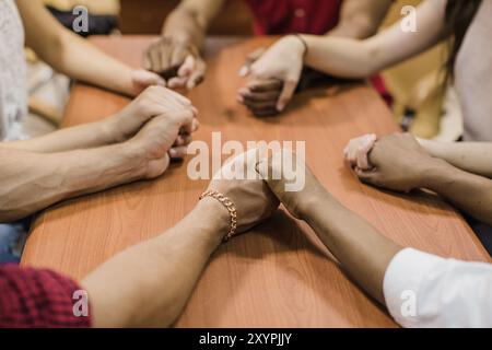 Persone anonime che tengono le mani Foto Stock