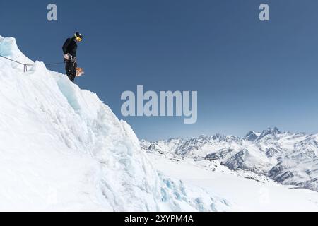 Guida alpina candidato addestramento di ascia e corda su un ghiacciaio nel Caucaso settentrionale Foto Stock