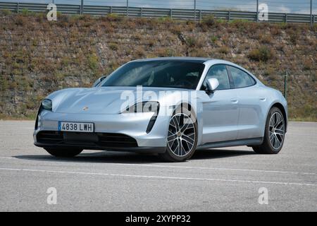 Los Arcos, Spagna - 25 maggio 2024: Porsche Taycan (auto completamente elettrica, missione e) Foto Stock