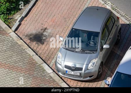 OSTRAVA, REPUBBLICA CECA - 27 SETTEMBRE 2023: Toyota Yaris Vitz, piccola auto parcheggiata sulla strada, vista dall'alto Foto Stock