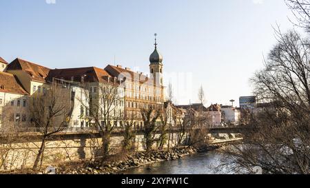 Città del fiume Graz Mur, sponda del fiume, centro città, regione della Stiria in Austria. Punto di viaggio Foto Stock