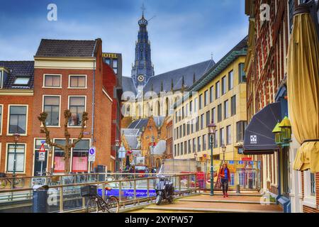 Haarlem, Paesi Bassi, 2 aprile 2016: Vista sulla strada con persone, biciclette e cattedrale di Haarlem, Olanda Foto Stock