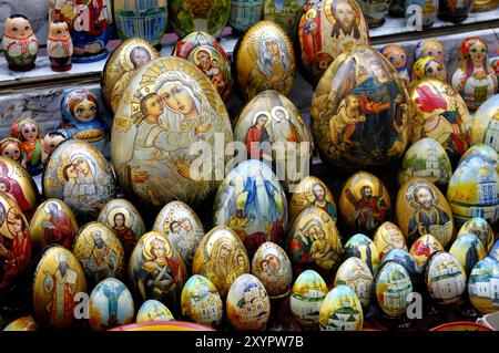 Foto di scorta di un souvenir ucraino di uova dipinte decorate con motivi religiosi Kiev Ucraina orizzontale Foto Stock