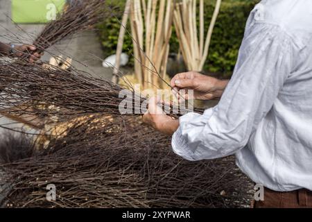 Uomo che lega una frusta Foto Stock