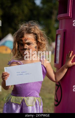 Windosr, Inghilterra. 30 agosto 2024. Extinction Rebellion inizia il suo weekend di protesta di 3 giorni, campeggiando vicino al Windsor Palace. Le azioni di protesta includono un'occupazione di massa della lunga camminata, la consegna del "post al re" e culminante con un "die-in" di domenica. Crediti: Lab Ky Mo/Alamy Live News Foto Stock