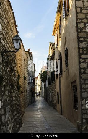 Croazia, 28 08 2014: Vista su una strada stretta sull'isola con turisti che camminano e piccoli negozi di souvenir e ristoranti, luogo turistico da vedere, Euro Foto Stock