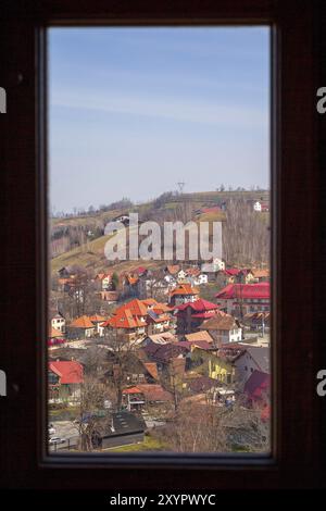 Vista dal castello di Bran o dalla finestra del castello di Dracula sulle case del villaggio, Transilvania, Romania, Europa Foto Stock