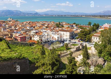 Panorama aereo della città vecchia con mare a Nauplia o Nauplia, Grecia, Peloponneso, Europa Foto Stock